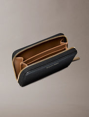 Portafoglio Calvin Klein con zip e logo laminato