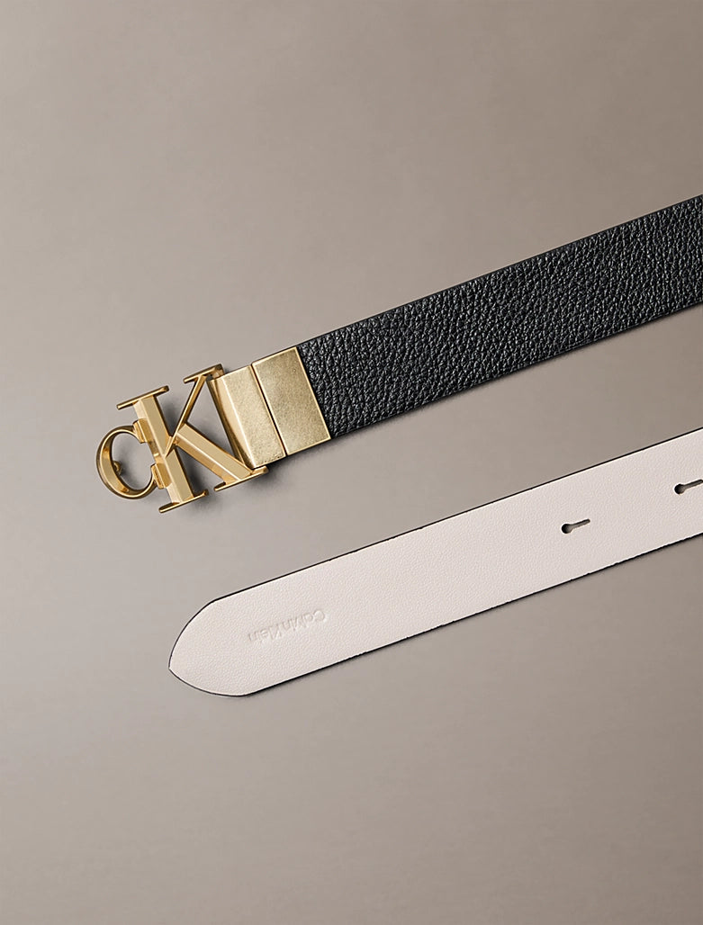 Cintura Calvin Klein con logo double-face in pelle martellata